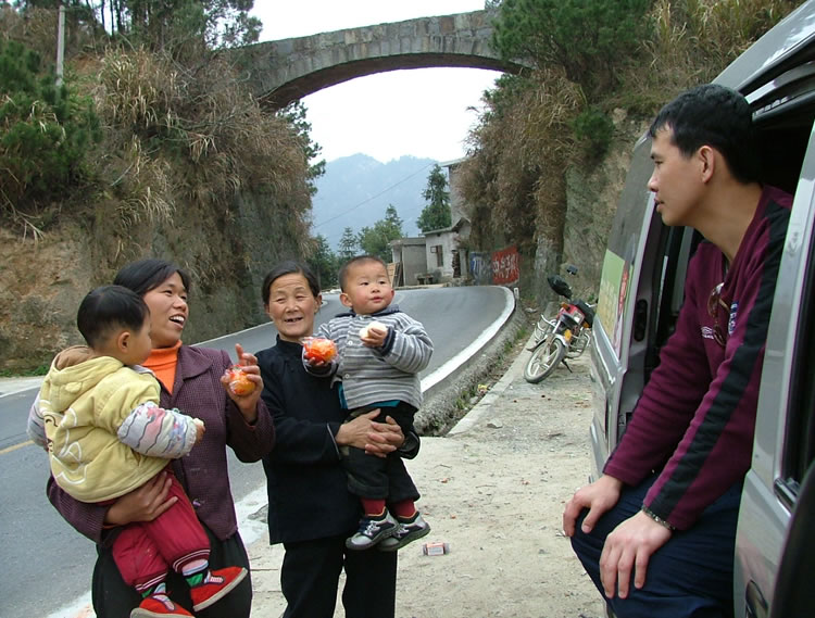 路边休息，结缘