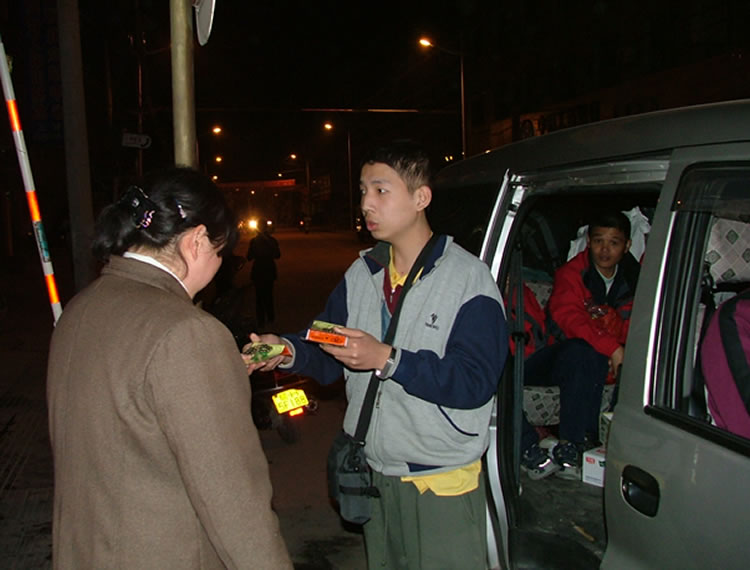 惠烨与餐厅老板结缘佛珠