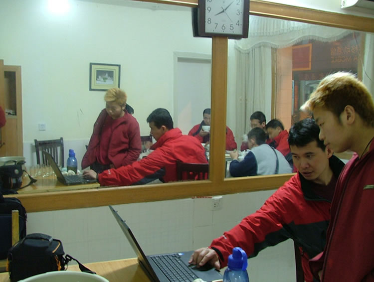 宋师兄在讲解活动内容，并打开网页介绍