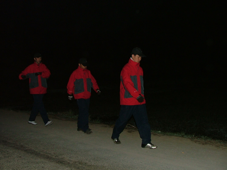 清晨出发，天刚开始亮