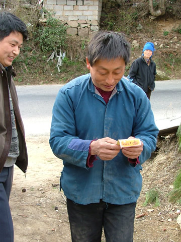 朴实的村民，开心的看着念佛珠