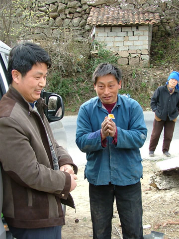 与当地山民结缘