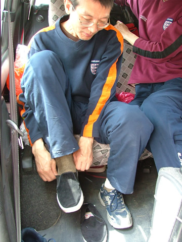 换上小王司机赠送的鞋子