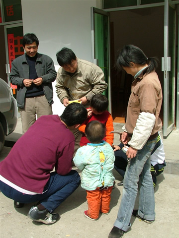 开车师傅、小孩和行脚团结缘