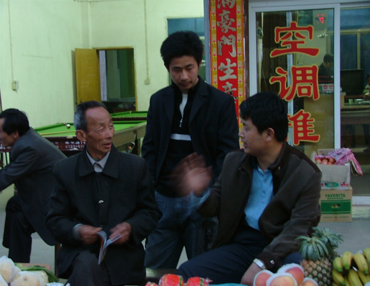 小王司机给店老板讲解活动内容