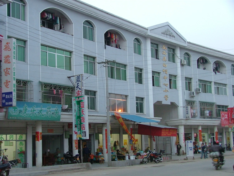 住宿对面的小学