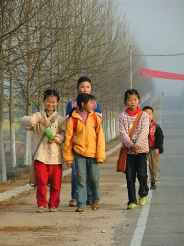 318国道上学的孩子们