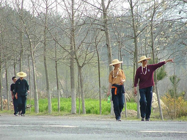 从这里走，听我的