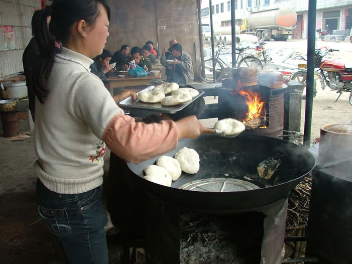 我们的早餐出炉了,烤馍