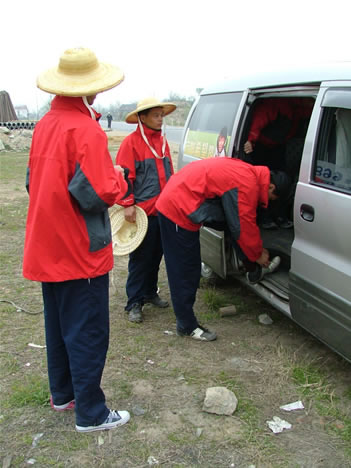 下雨了,戴上斗笠继续走