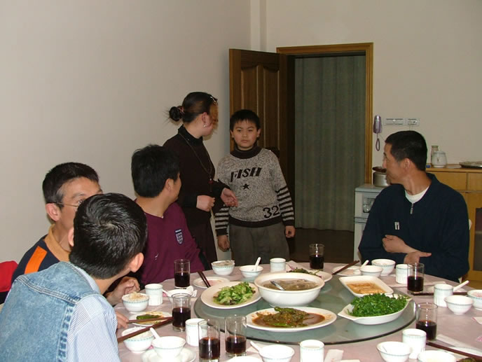 餐厅老板一家来访,与我们共进晚餐