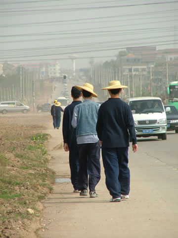 斗笠斜点就晒不到了吧