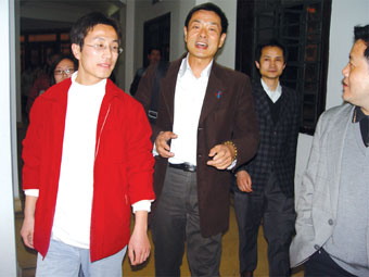 《一轮明月》高校展映低调濮存昕情动大学生