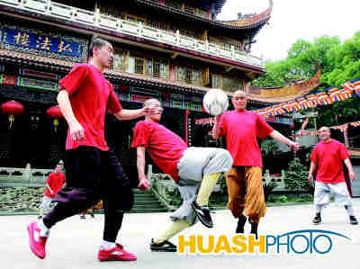华岩寺首建僧人足球队(图)