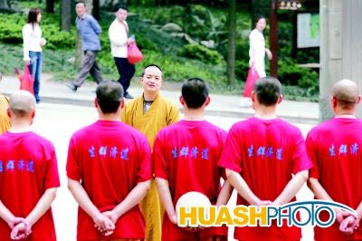 华岩寺首建僧人足球队(图)