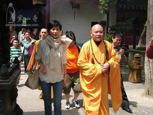 方丈秋爽法师陪同刘嘉玲参观千年古刹寒山寺