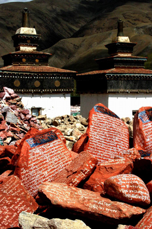 世界最大的嘛呢石经堆绽放异彩(组图)