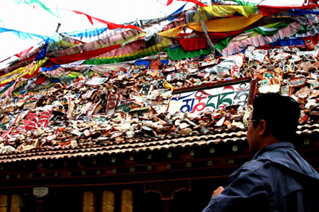 世界最大的嘛呢石经堆绽放异彩(组图)