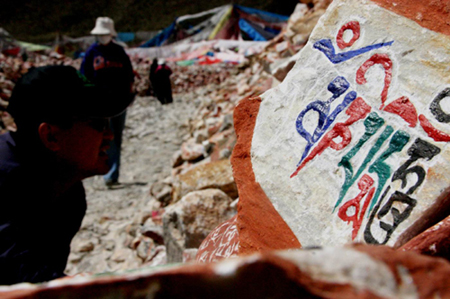 世界最大的嘛呢石经堆绽放异彩(组图)