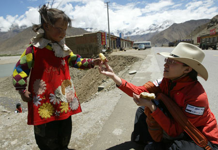 科技时代_环保登山队到达日喀则 清扫扎什伦布寺(图)
