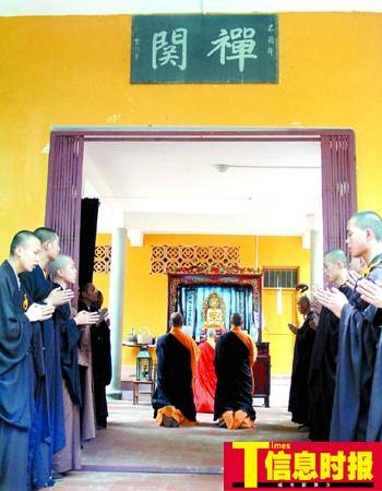 “重走唐僧西行路”举行闭关修行仪式(组图)