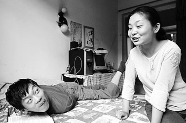 刘洪在与社区残疾人联络员、义工李瑾交流