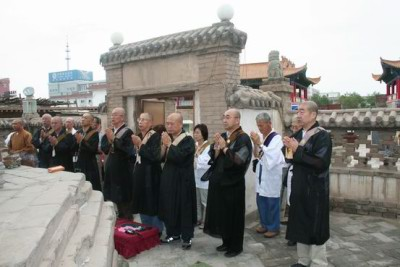 朝拜鸠摩罗什舌舍利塔