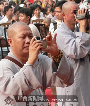 梧州四恩寺举行佛像开光庆典近千佛教徒参加(图)