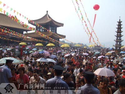 梧州四恩寺举行佛像开光庆典近千佛教徒参加(图)