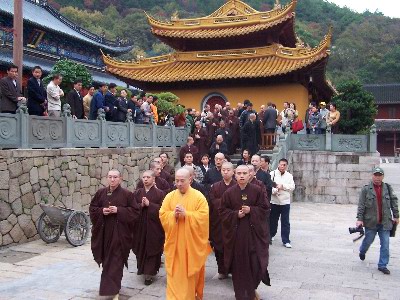 全山方丈戒忍法师领僧众和信徒朝拜佛顶山菩萨顶