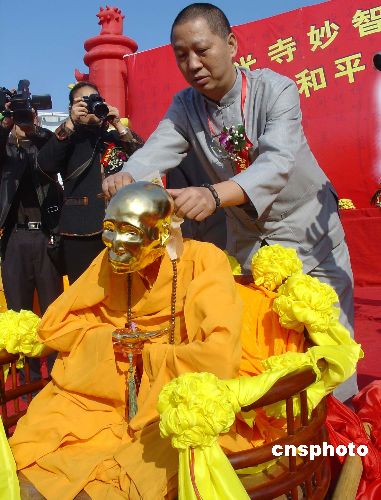 全球华人联合会主席吉祥为妙智肉身和尚装最后二张金片