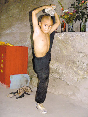 古寺神秘小武僧每日翻筋斗上下山(图)