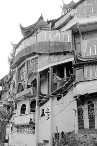 老和尚开山凿壁四十载独建空中楼阁