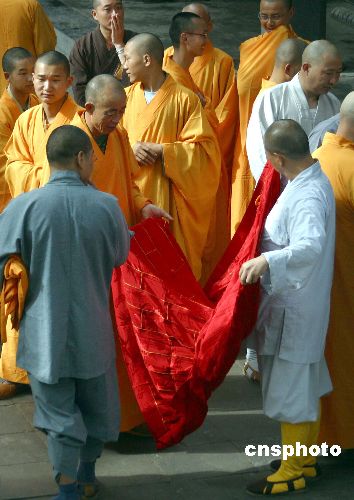 河南举行传授三坛大戒法会六百名沙弥受戒(图)