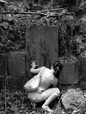 沩仰正宗第九代本师上逸下休和尚墓碑。由于墓地被破坏，墓地周围显得破败不堪。图／陈正