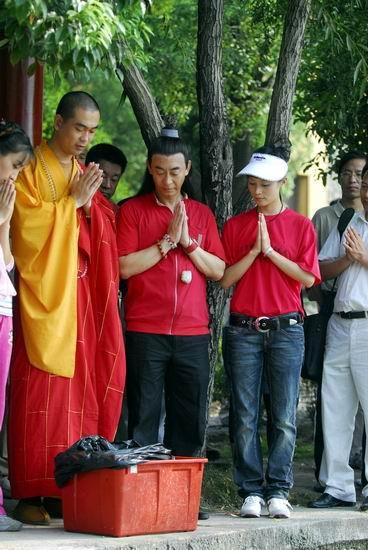 《吴承恩与西游记》石小群等主演礼佛放生(图)