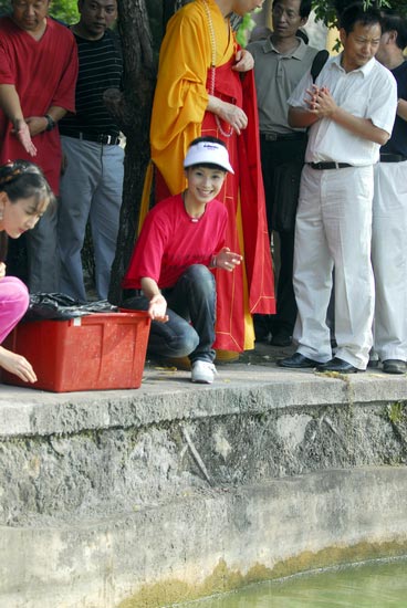 《吴承恩与西游记》石小群等主演礼佛放生(图)