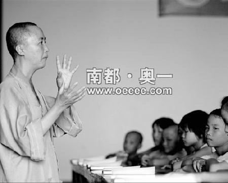 38名中小学生体验出家生活(组图)