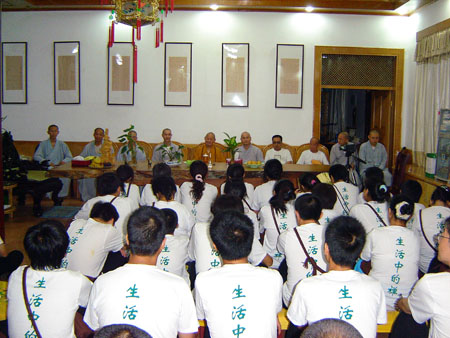 与老和尚在丈室分组交流2