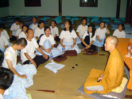 与明海法师在藏经楼分组交流