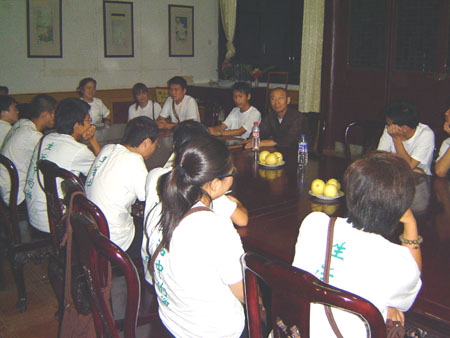 与明奘法师在接待室分组交流