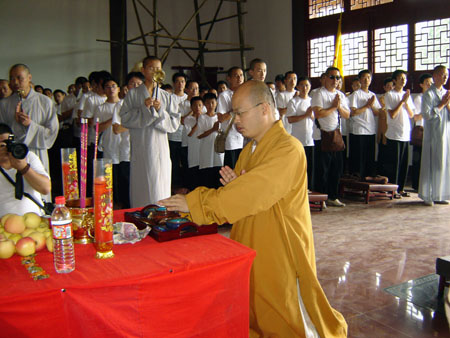 在老祖寺大殿礼佛2