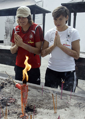 德国队前去归元寺烧香 祈求本队夺女足世界杯冠军