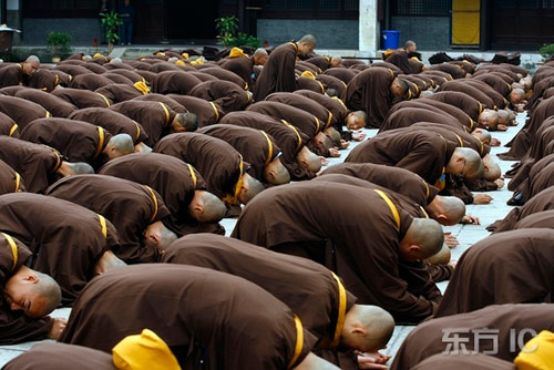 10月18日，江苏省佛协主办的“三坛大戒”在宝华山隆昌寺举行了沙弥授戒仪式。