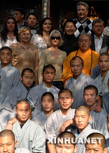 10月25日,俄罗斯奥运冠军代表团成员与少林寺僧人合影。当日,俄罗斯奥运冠军代表团来到河南少林寺参观。 新华社记者岳月伟摄