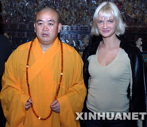 10月25日,俄罗斯前体操名将霍尔金娜(右)和少林寺方丈释永信合影。当日,俄罗斯奥运冠军代表团来到河南少林寺参观。 新华社记者岳月伟摄