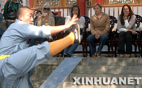 10月25日,俄罗斯奥运冠军代表团成员在观看武术表演。当日,俄罗斯奥运冠军代表团来到河南少林寺参观。 新华社记者岳月伟摄