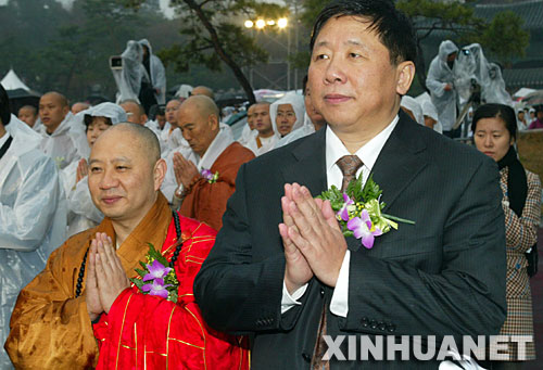 11月23日,中国国家宗教局局长、中华宗教文化交流协会会长叶小文(右)参加在韩国首都首尔举行的法会。