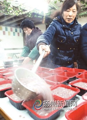 飞雪飘舞 市民喝粥祈福[0]