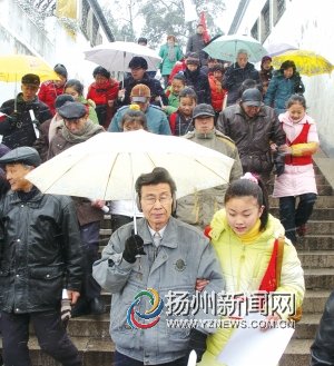 飞雪飘舞 市民喝粥祈福[1]